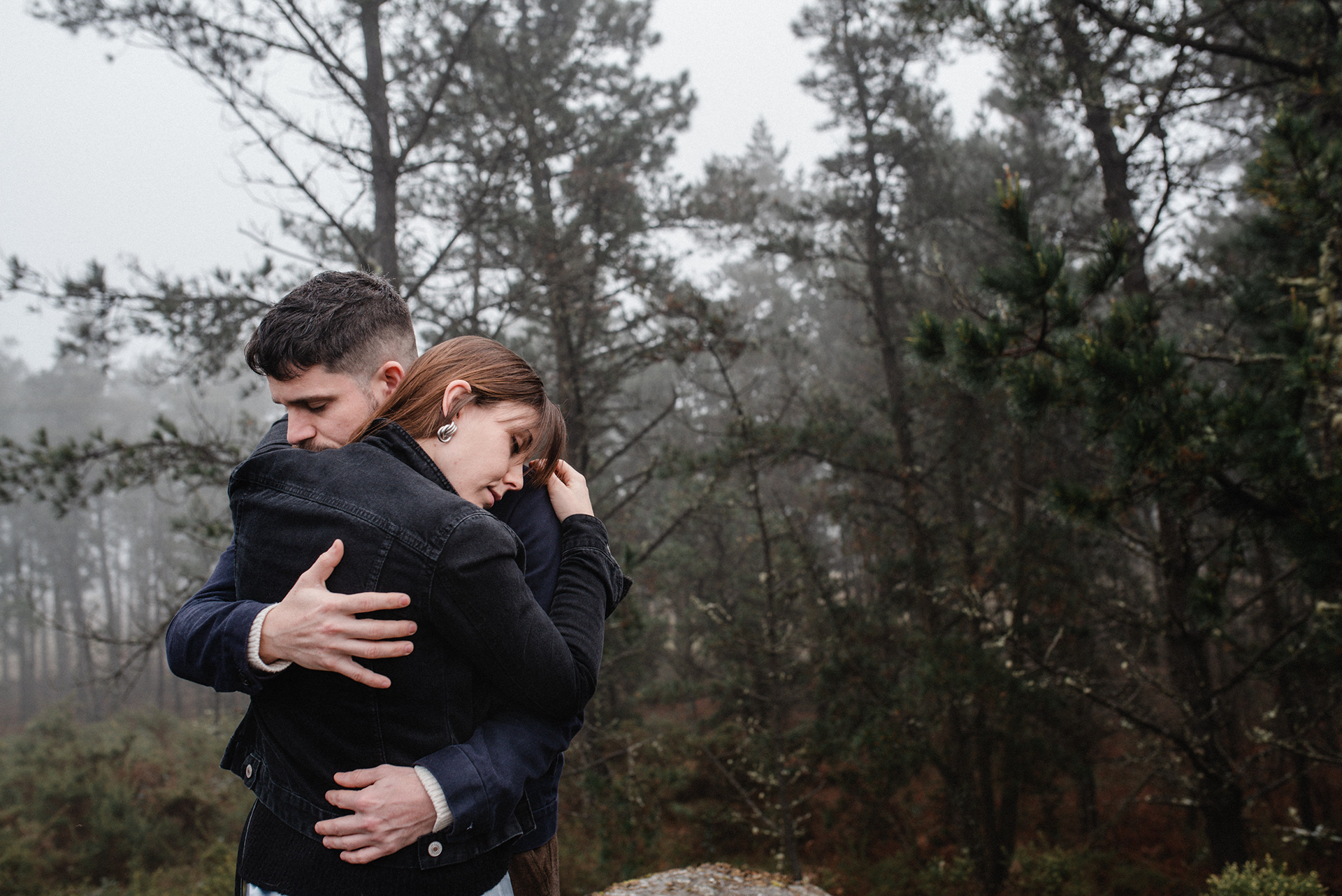 Foto de pareja en bosque