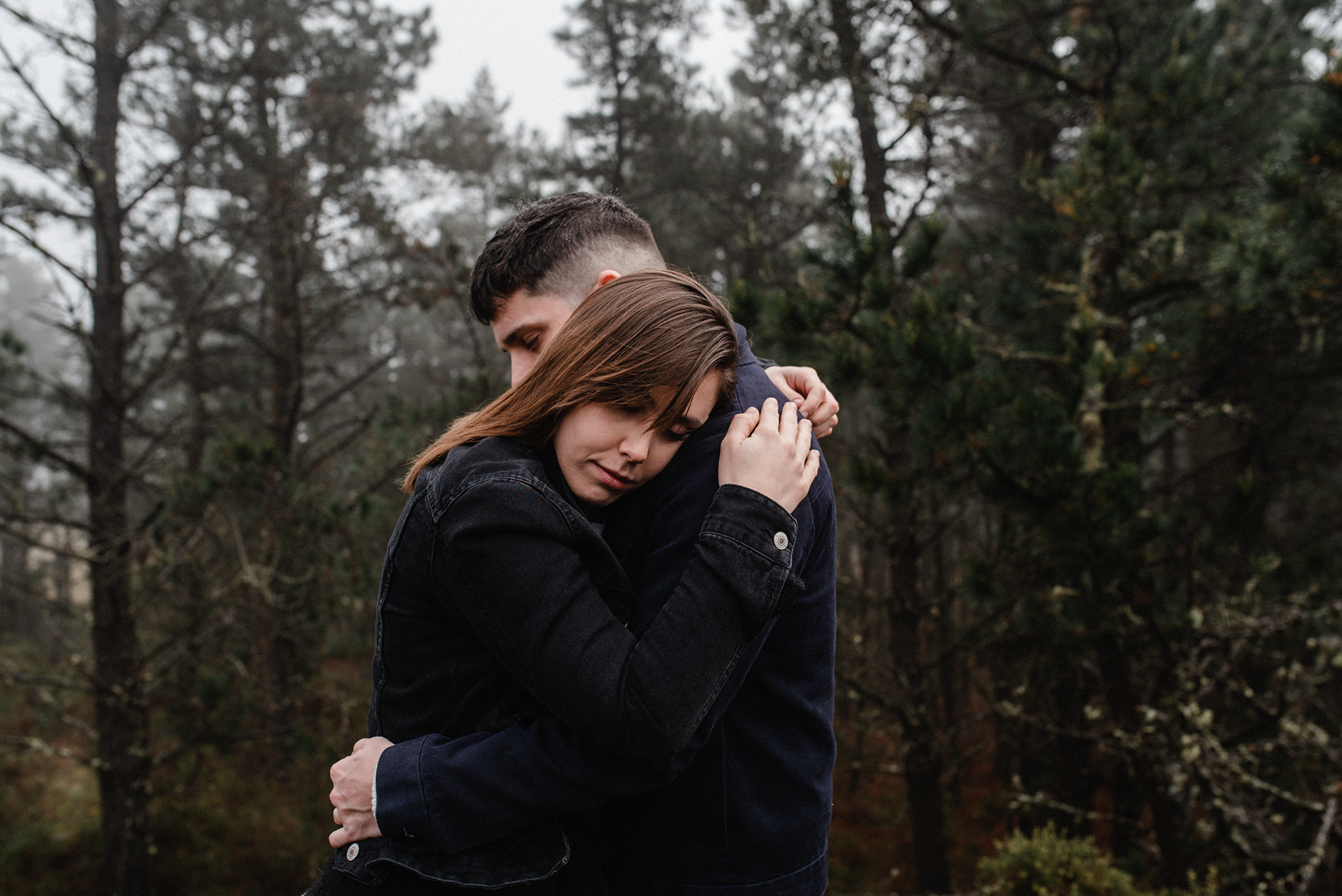 Foto de pareja en bosque