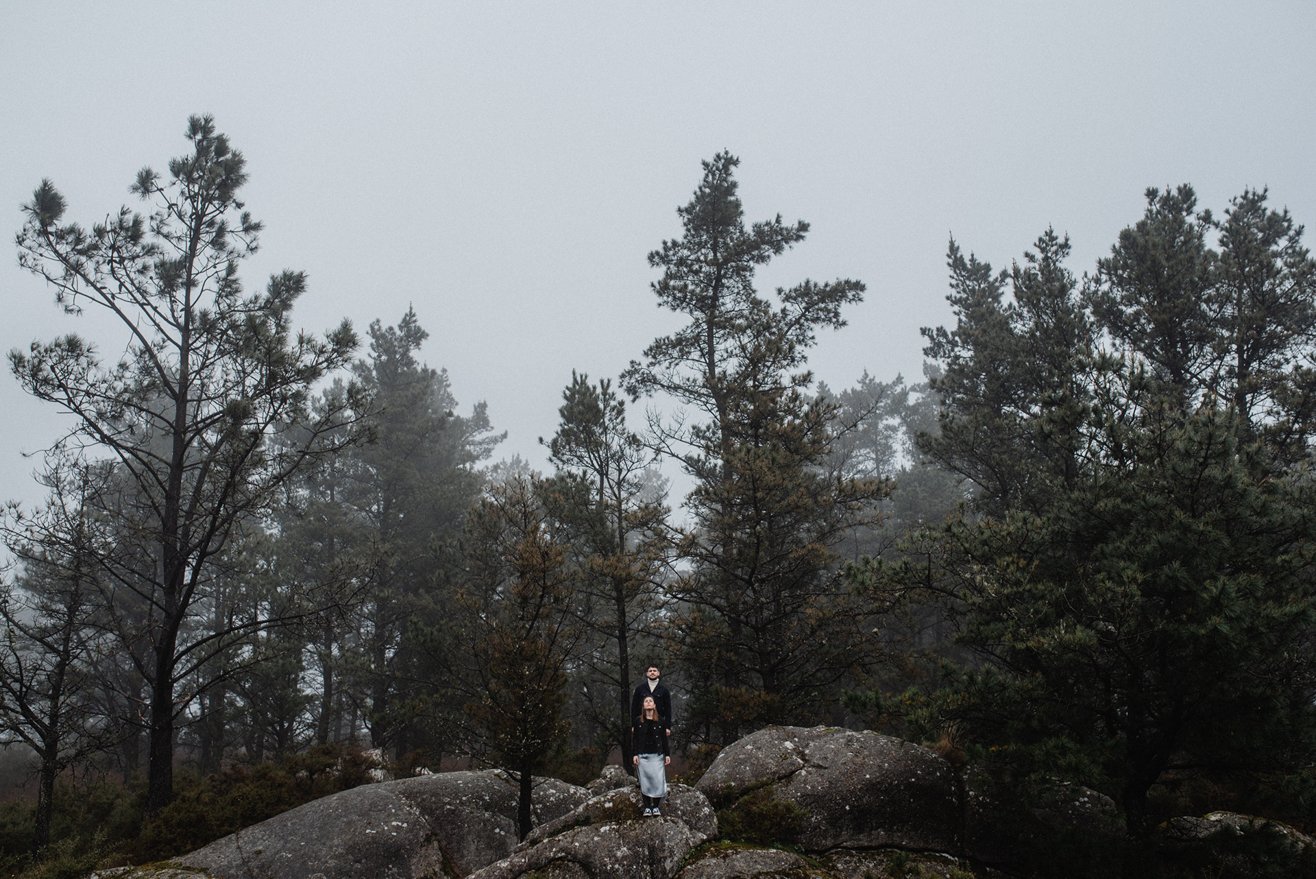 Foto de pareja en bosque