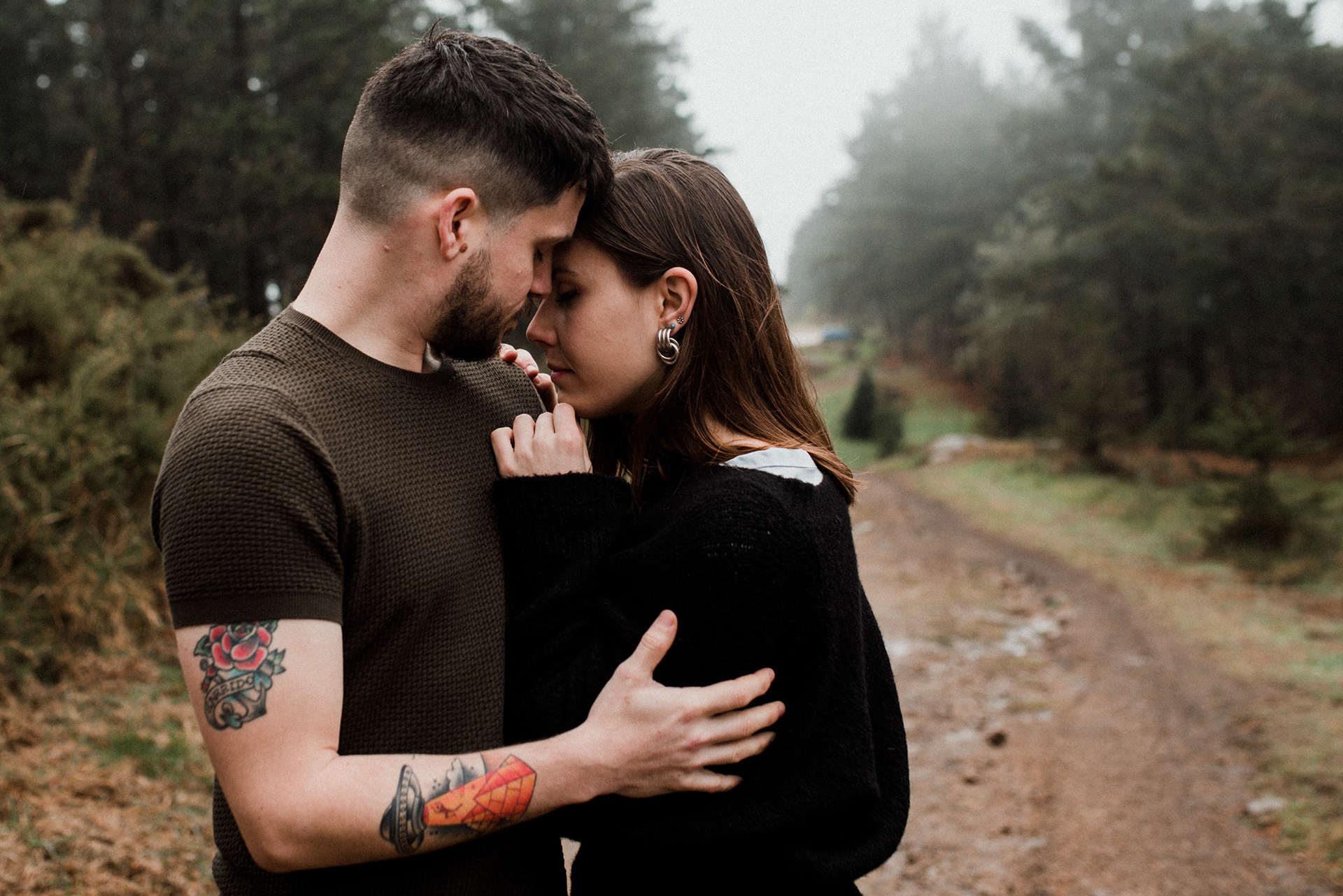 Foto de pareja en bosque