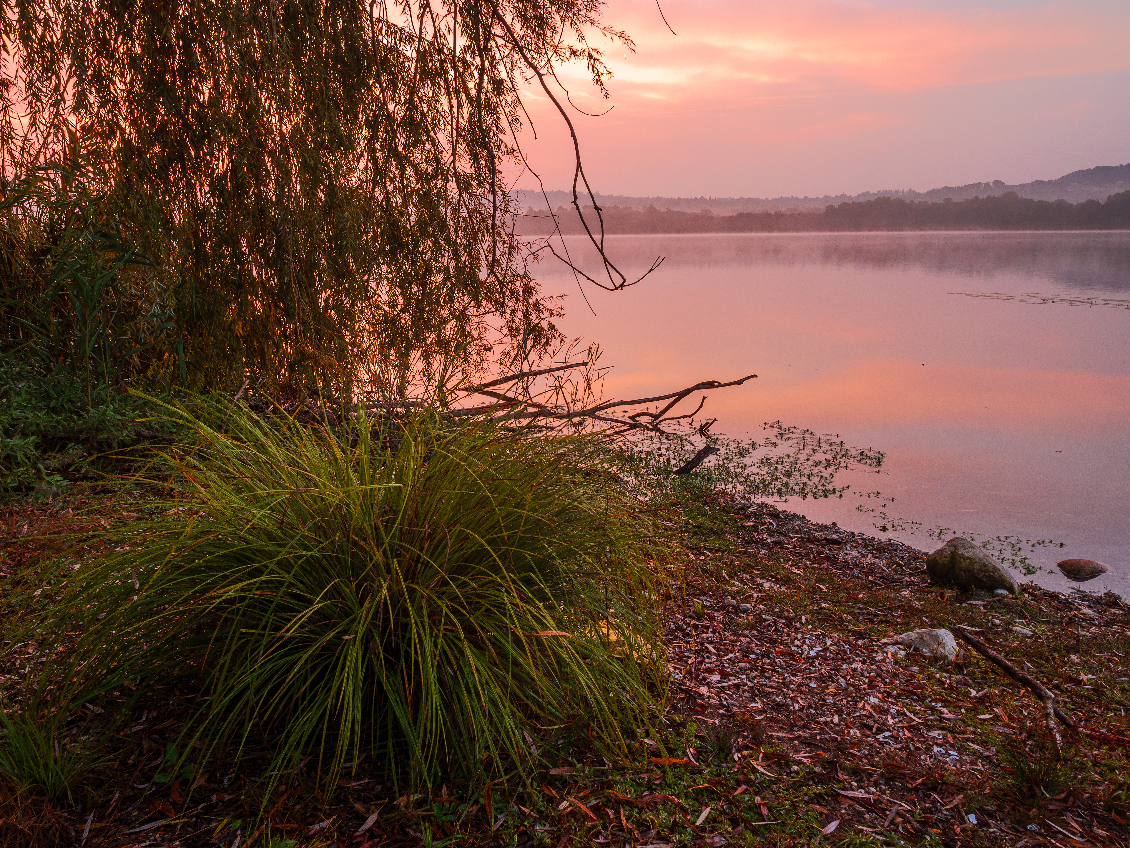 Alba autunnale sul lago di varese