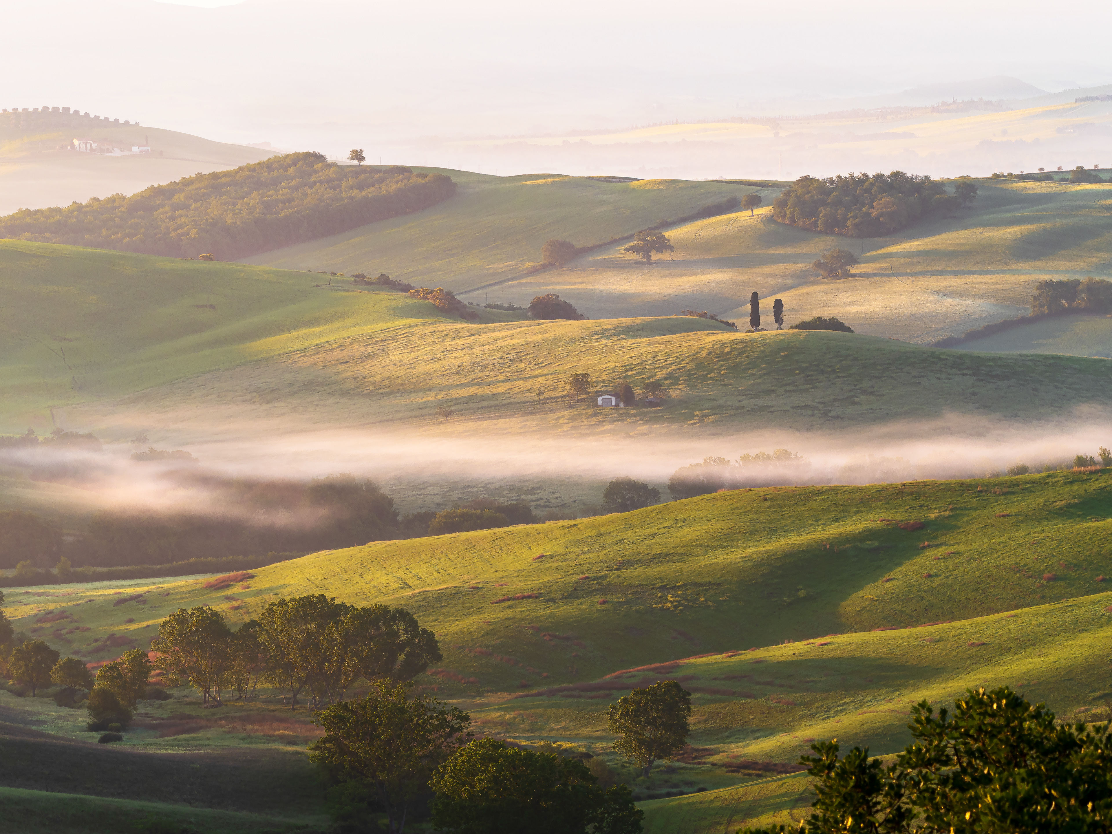 primi raggi scaldano le colline senesi