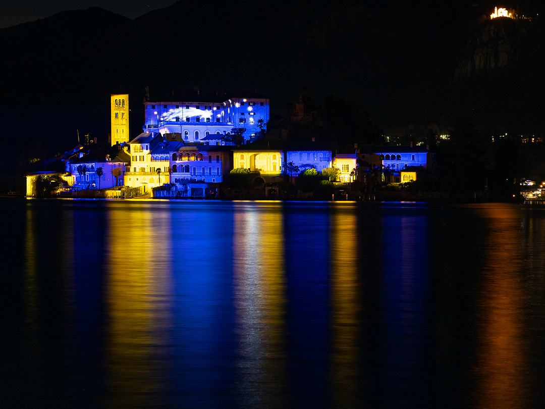 Isola S. Giulio illuminata per Natale-Lago d'Orta Piemonte