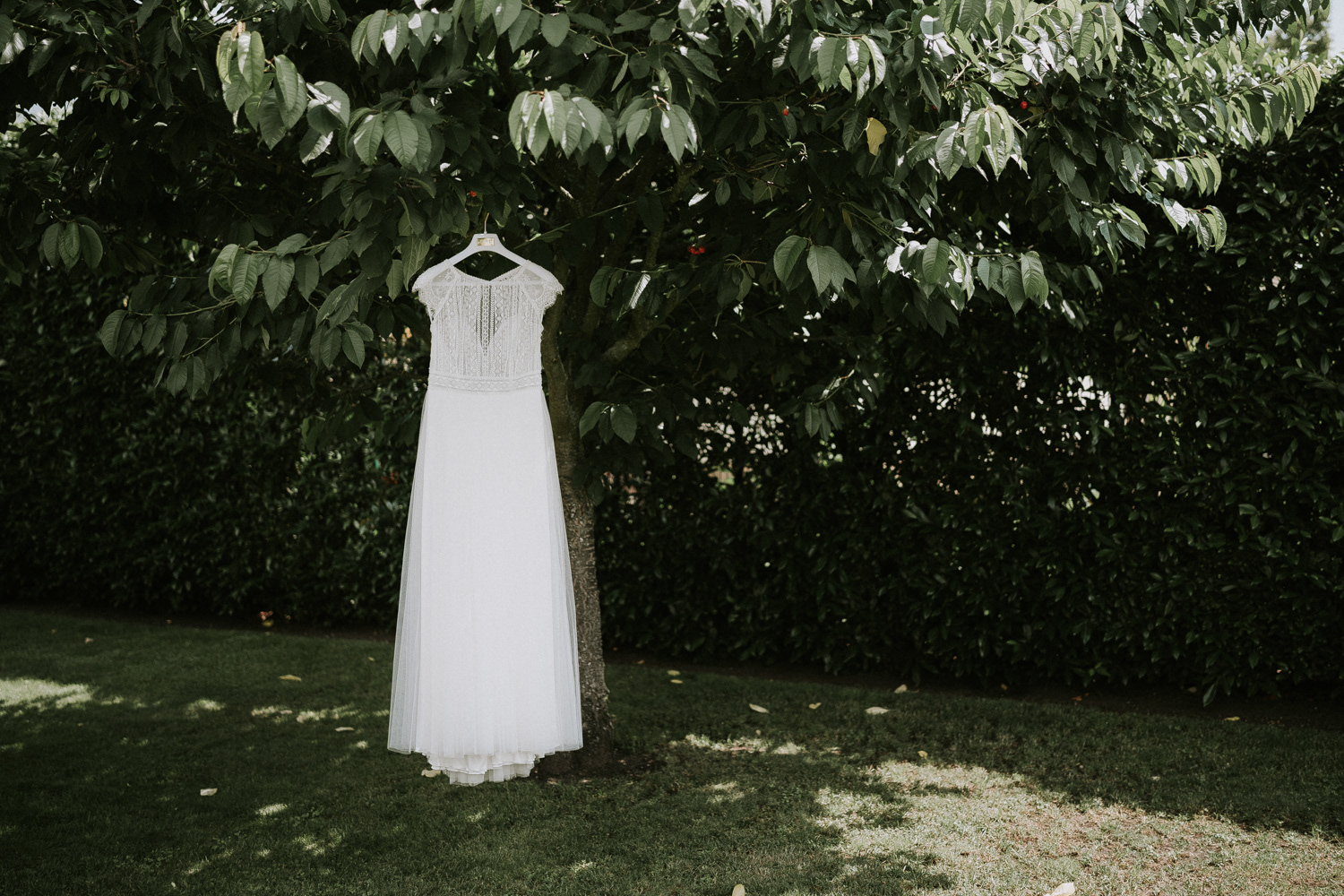 Brautkleid am Baum