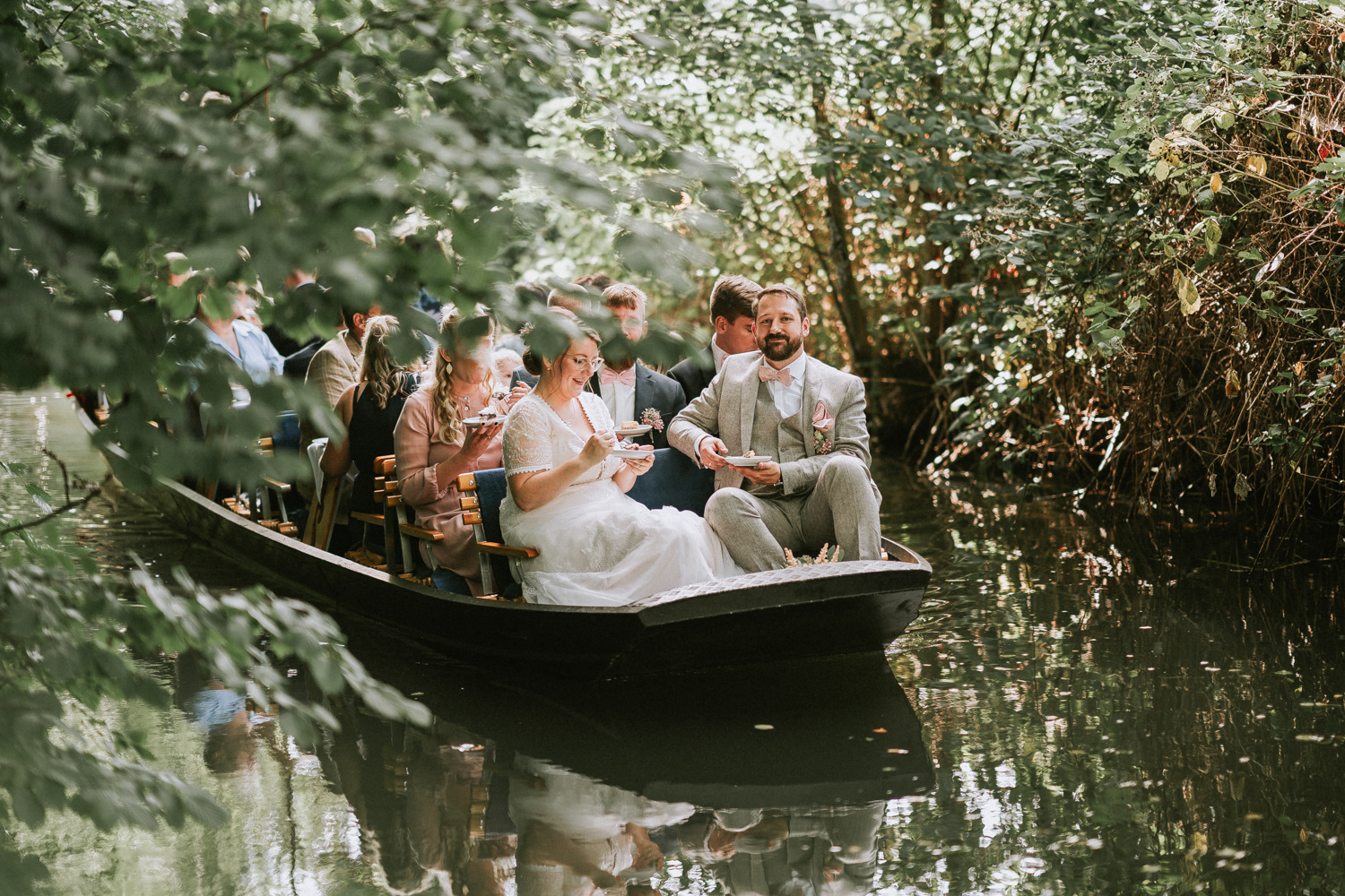 Hochzeitsgesellschaft im Spreewald bei einer Kahnfahrt