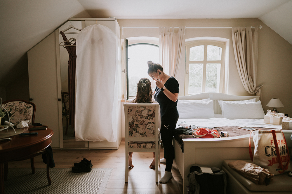 Braut beim Getting Ready an ihrer Hochzeit