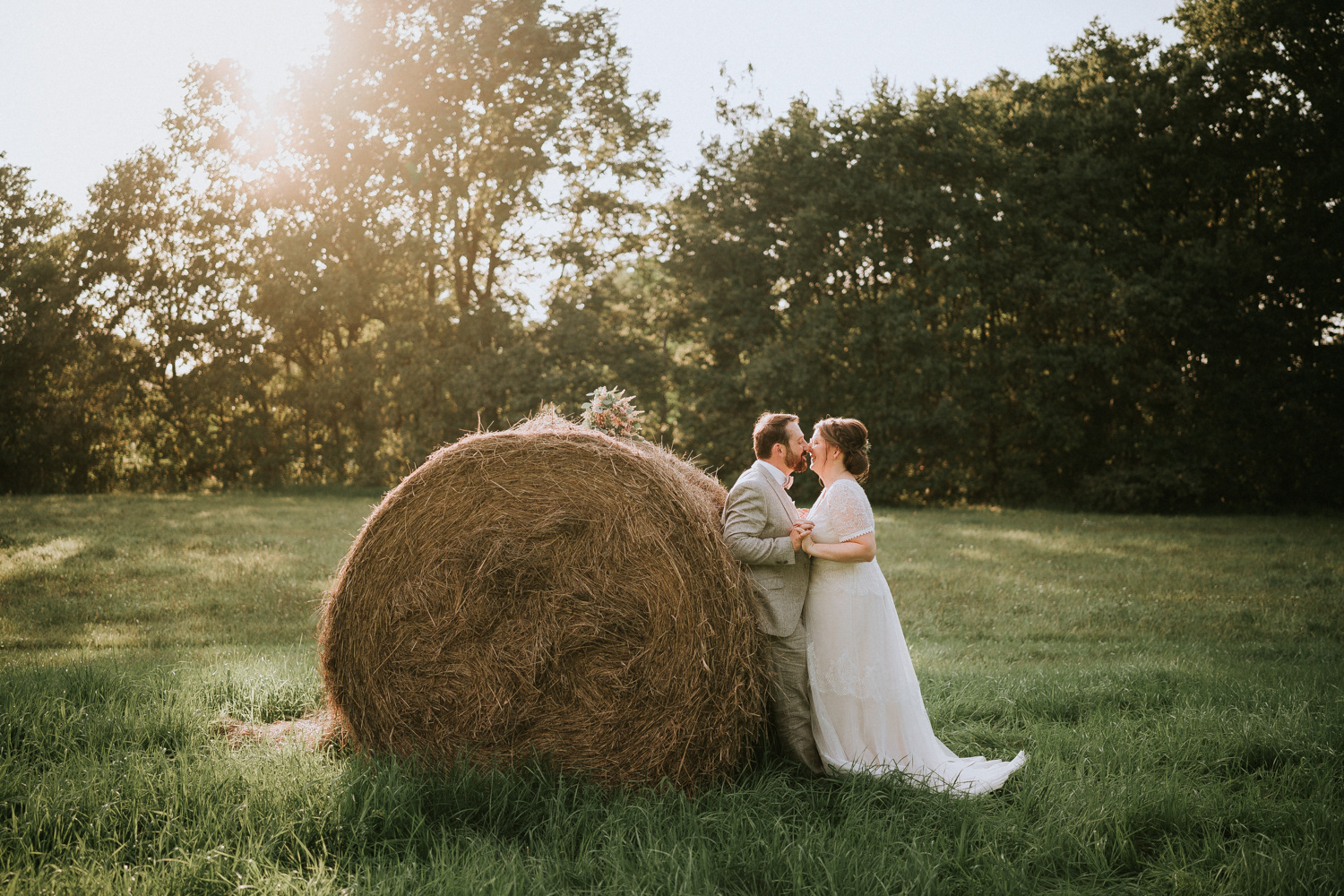 Braut und Bräutigam beim Sonnenuntergang im Spreewald