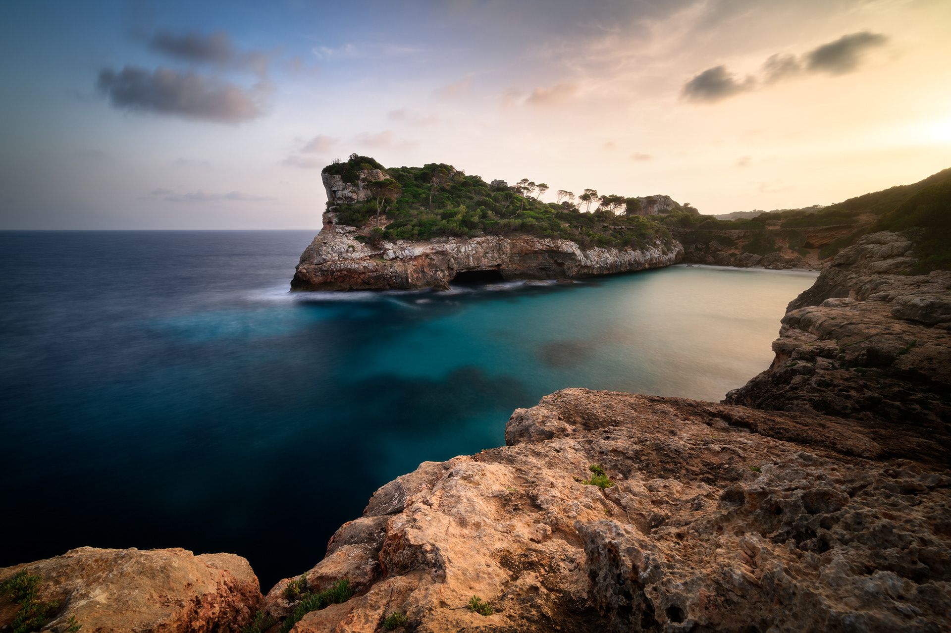 Západ slunce nad pláží Caló Des Moro, Mallorca