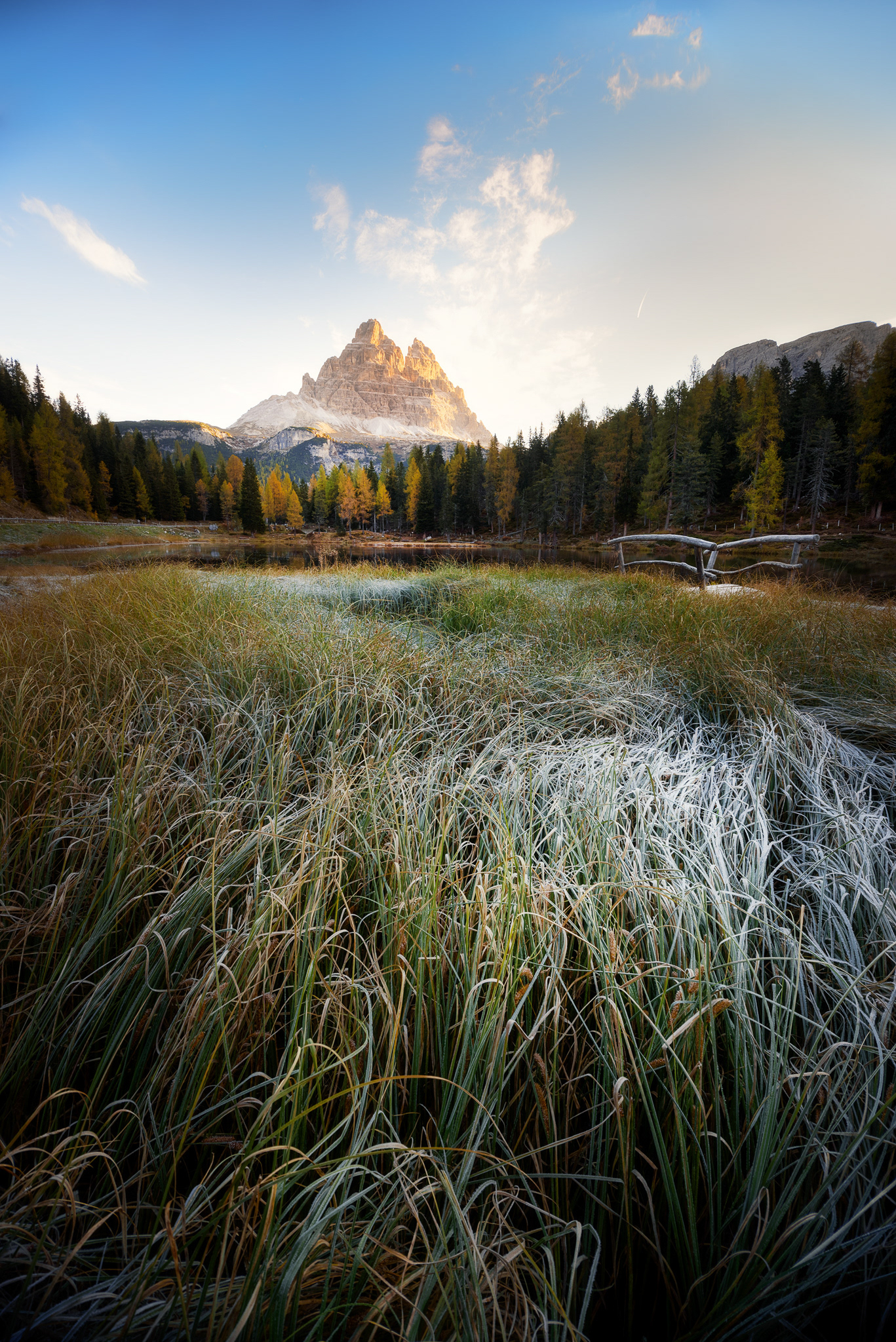Mrazivé ráno u jezera Lago d'Antorno, Dolomity