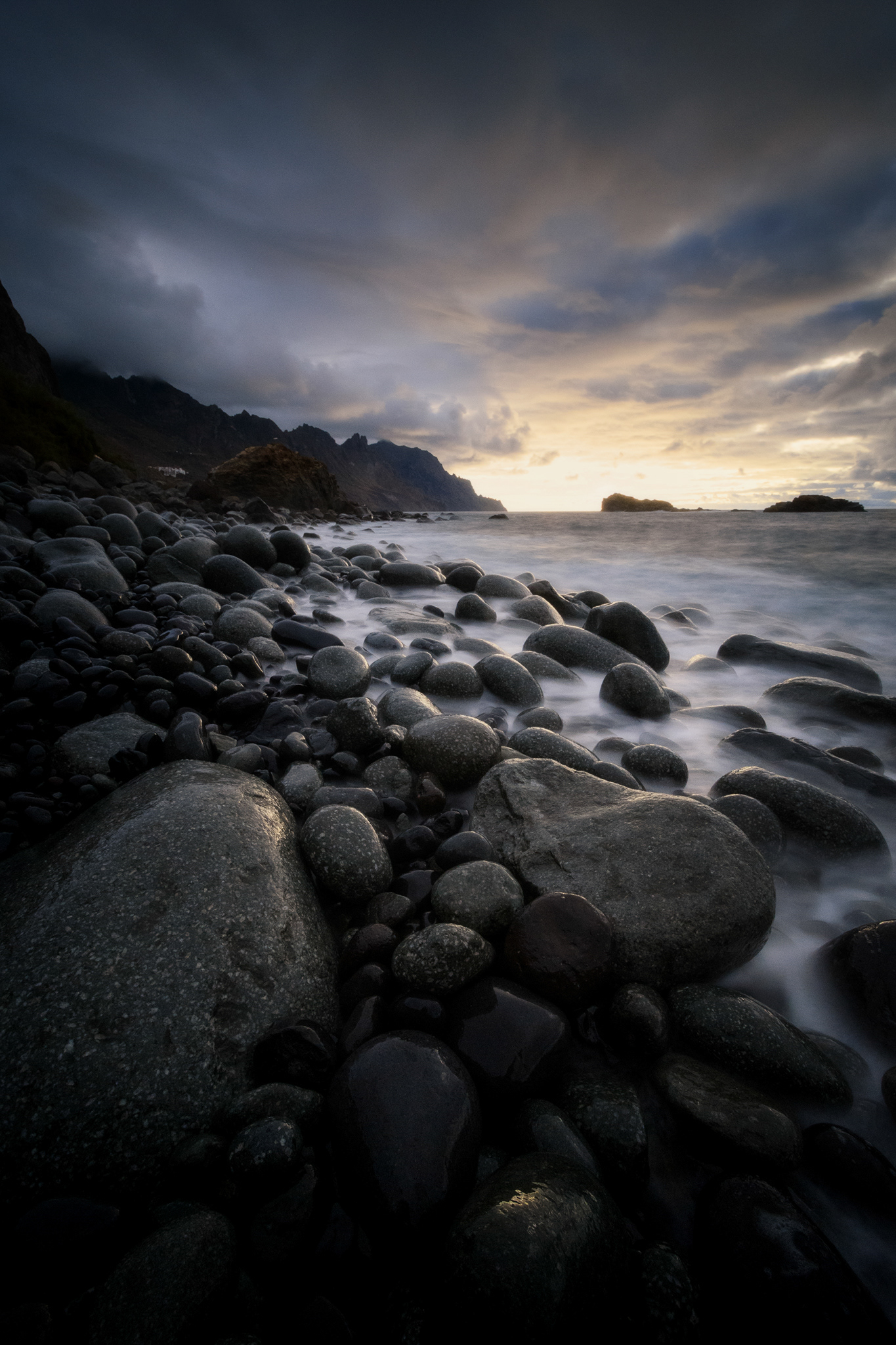 Západ slunce nad kamennitou pláží na Tenerife