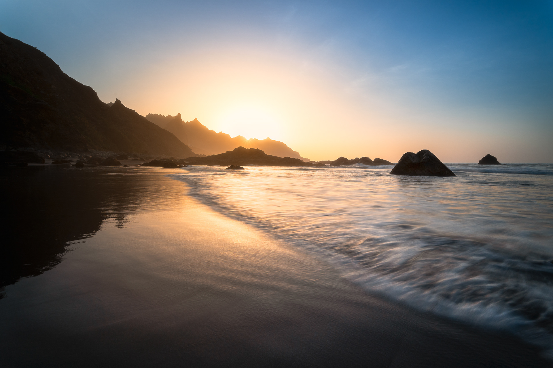 Západ slunce na pláži Benijo, Tenerife
