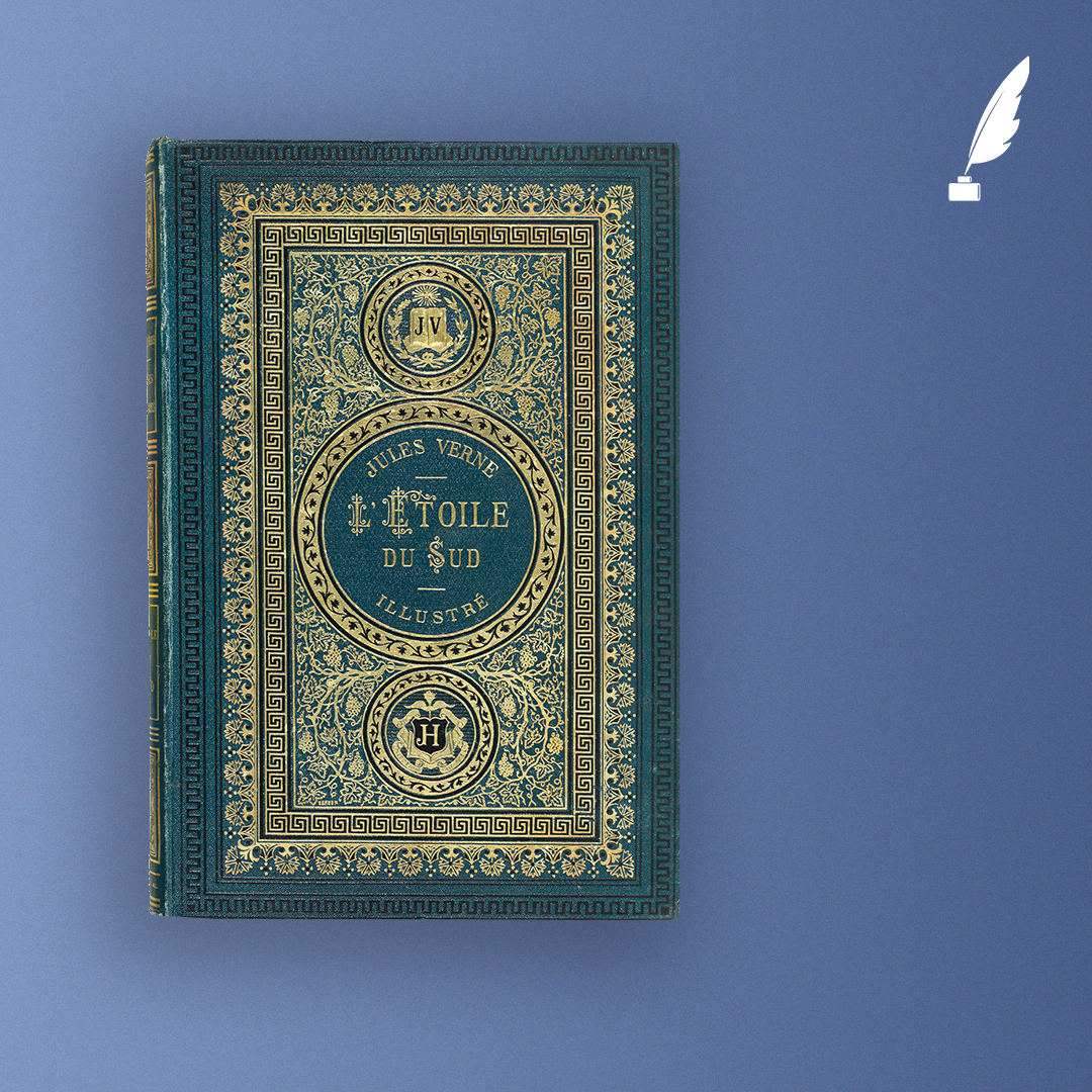L'Étoile du sud. Le Pays des diamants, Jules Verne, Paris, Bibliothèque d'éducation et de récréation J. Hetzel et cie, 1884. Première édition illustrée et premier cartonnage. Volume simple, type aux initiales J.V. et J.H. (1875 - 1890) Illustrations Léon Benett, 60 dessins et une carte. Dans le médaillon supérieur des initiales JV, un livre entouré de laurier symbolise le couronnement par l’Académie française des œuvres de Jules Verne . Dans le médaillon inférieur, un H entrelacé d’un J fait référence à l’éditeur Hetzel. Le fond du premier plat représente des ceps de vigne avec des feuilles et des grappes de raisins ; le tout est entouré par une grecque. Dessin Berger. Reliure Magnier. © Hôtel Littéraire Jules Verne