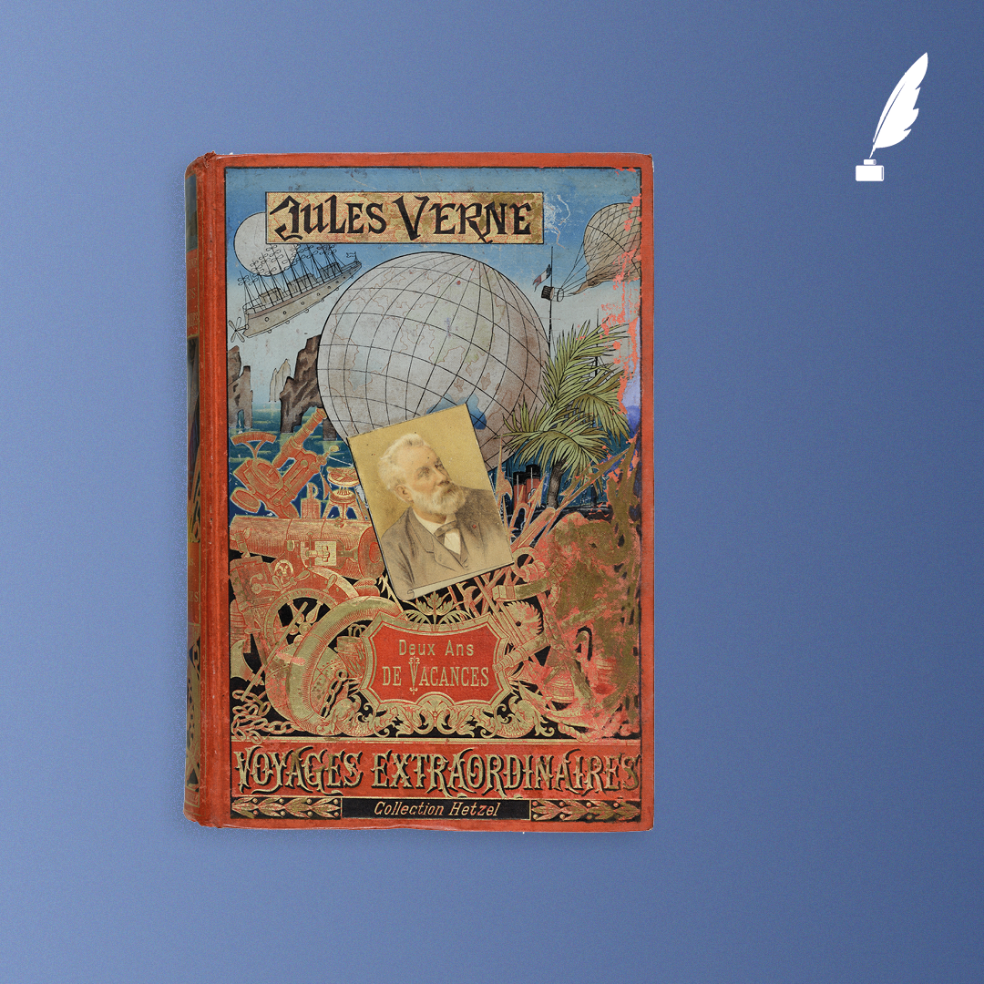 Deux ans de vacances, Jules Verne, Paris, Bibliothèque d'éducation et de récréation J. Hetzel et cie, sans date [1893]. Grand in-8° relié pleine percaline d’éditeur à décor, cartonnage au portrait collé. 92 illustrations de Léon Benett dont une carte hors-texte en couleurs : il s'agit de la première apparition de la polychromie pour une illustration d'un roman de Jules Verne. Cartonnage polychrome dit « au portrait collé », avec « dos au phare » ; gravure de Paul Souze et A. Lenègre. Le « plat au portrait », réalisé entre 1890 et 1895 par Hetzel, est l’un des types les plus prestigieux, puisqu’il rentre dans la catégorie des cartonnages dits polychromes, avec “dos au phare”.   © Hôtel Littéraire Jules Verne