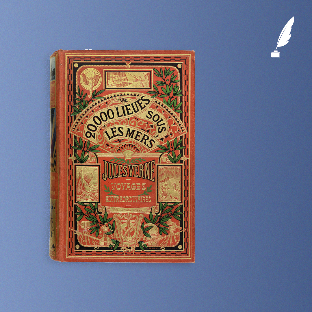 Vingt mille lieues sous les mers, Jules Verne, Paris, Collection Hetzel, sans date [vers 1910].  Illustré de 111 dessins par de Neuville et Riou gravés par Hildibrand. Cartonnage polychrome à un éléphant avec titre dans l'éventail, dos au phare. Le plat « à un éléphant », réalisé entre 1905 et 1919, est un autre type de cartonnage polychrome. Il ressemble beaucoup au motif de la série dite « à deux éléphants », mais un seul éléphant figure maintenant sur la gauche et il y a des feuillages verts sur l’ensemble du plat. Le plat reprend le type aux deux éléphants, mais le motif est très simplifié. Type avec titre dans l’éventail. Il existe un cartonnage personnalisé, légèrement différent pour chaque titre. © Hôtel Littéraire Jules Verne