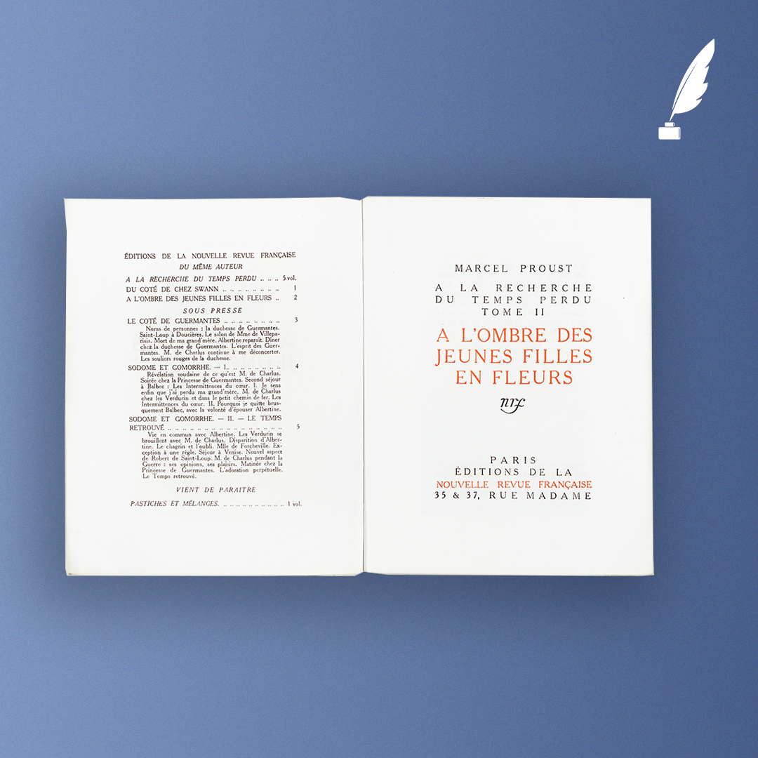 À la recherche du temps perdu, Marcel Proust, en treize volumes, Éditions de la Nouvelle Revue Française, 1919-1927. 13 volumes in-8 Tellière (215 x 160 mm). Édition originale, sauf pour Du côté de chez Swann, qui avait été publié par Grasset, en 1913. Tous les volumes sont réimposés sur Lafuma pur fil (seul grand papier), nominatifs au nom de Maurice Heine et avec le même numéro 89. Ils sont aussi protégés par une chemise étui et un emboitage en maroquin bleu marine réalisé par Jean Bernard Alix. © Hôtel Littéraire Le Swann