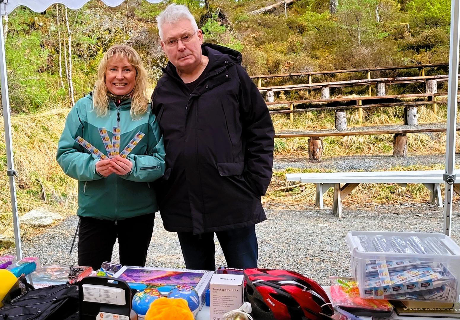 Vibeke og Torvald styrte loddsalget, etter at Tiril og Agnes hadde hatt sin tørn. Foto Hildegunn Ruud.