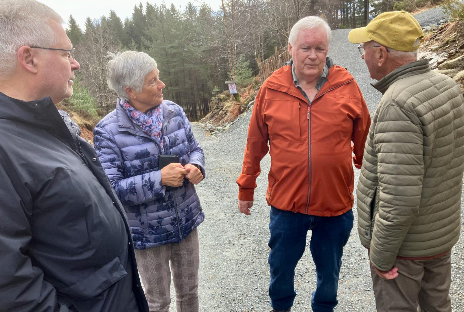 Endeleg kom me sjølve med på bilde! Torvald til venstre, og Arne i brun jakke. Her i samtale med Inger Johanne og Per Solheim. Foto Kristian Hus.