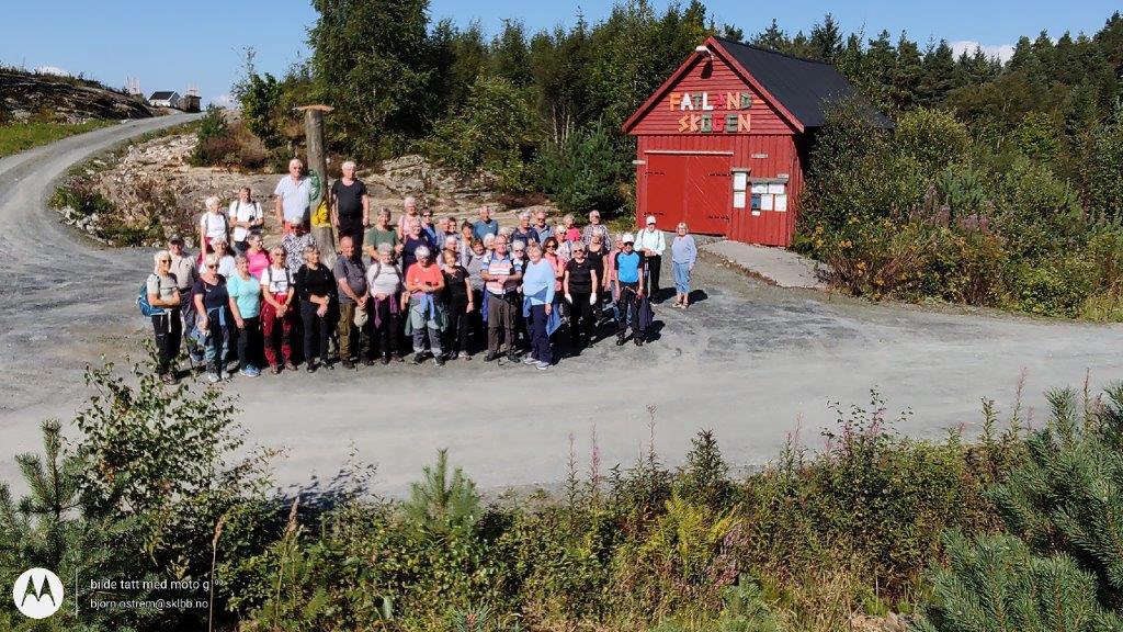 Her er heile gjengen samla til slutt, ved Raualøo. Foto: Bjørn Østrem.