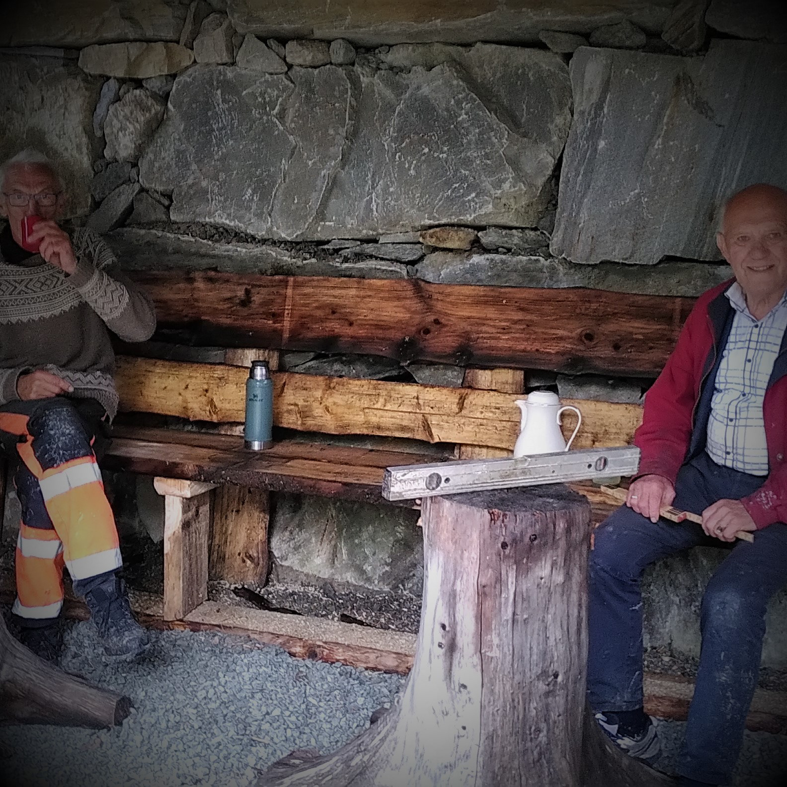 Møblert gapahuk i HJORTESTIEN.