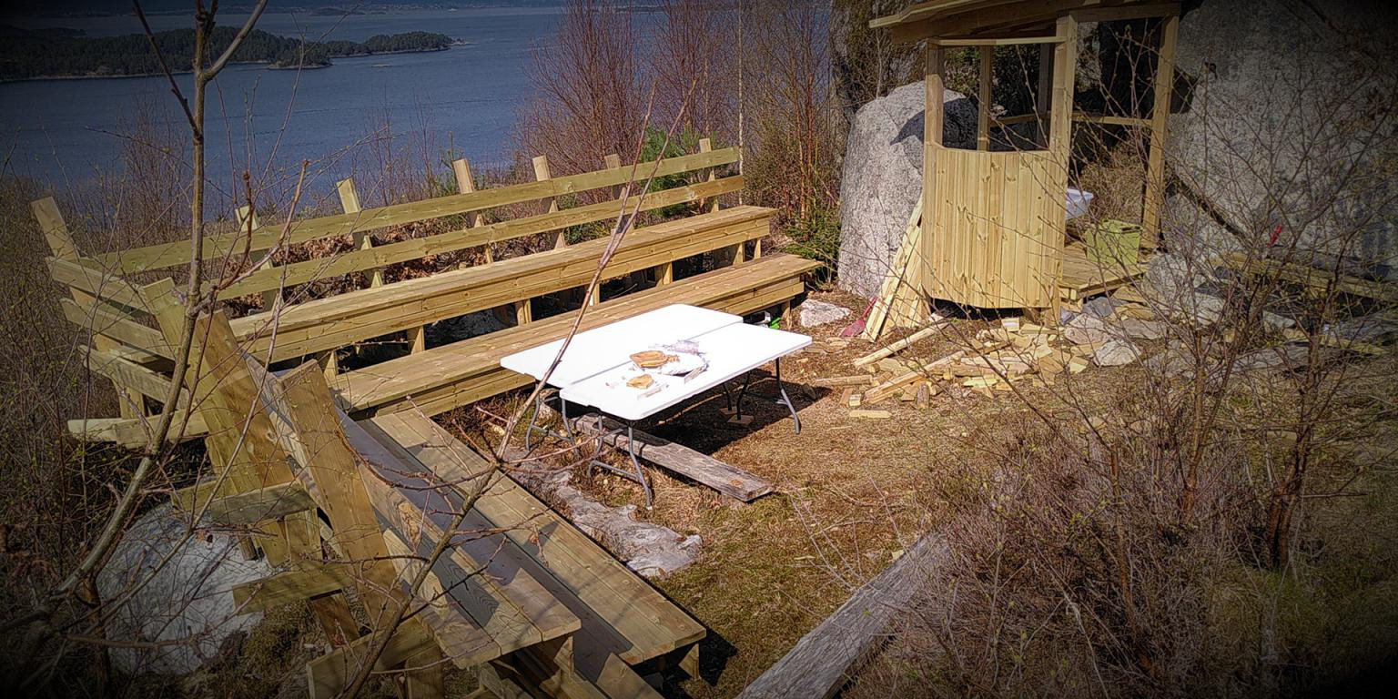 Stor interesse var det for Solkroken, med den halvferdige talarstolen. Til nasjonaldagen må nok den vera klar.