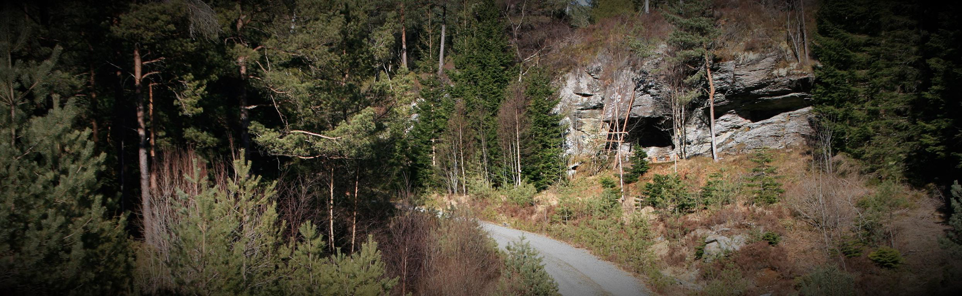 STEMHILDEREN er ein heller, der det var ei kolmile.. I dag kan du setja deg ned og kvila her, og kanskje gjera opp eit lite bål, viss veret er fuktig. Utanfor venstre bildekant stod det eit kvernhus. Me må ha som mål å få reist det opp att ein dag.