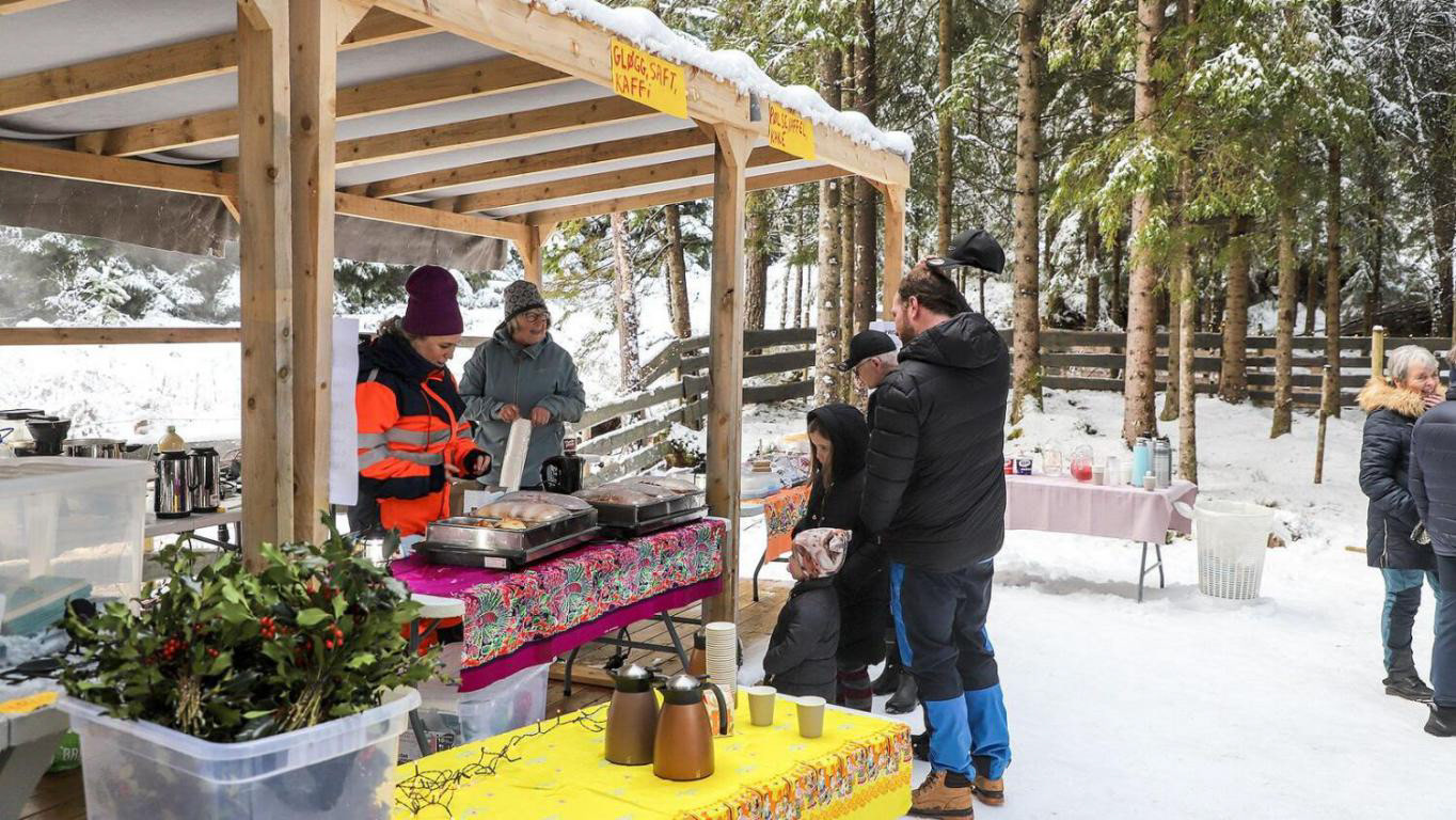 Pølser, vafler, gløgg og kaffi går unna i kulden. Foto: Morten Nygård/Grenda.