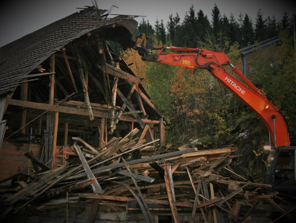 Den store løa vår frå 1936 vart riven i 2008. Det tok 22 minutt med gravemaskinen!