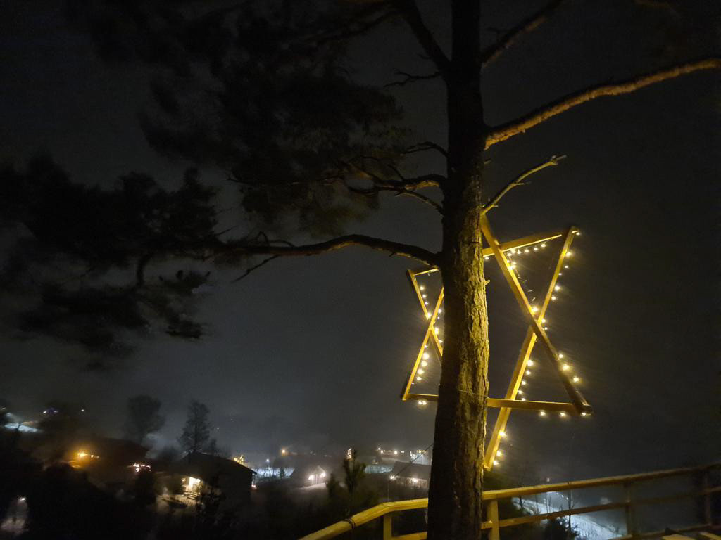 Til slutt ein rask tur oppom Gullhaug for å sjå på den store julestjerna. Ikkje berre lyser ho over bygda, men langt utover fjorden, heilt til Hidle. Foto: Vibeke Teigen.