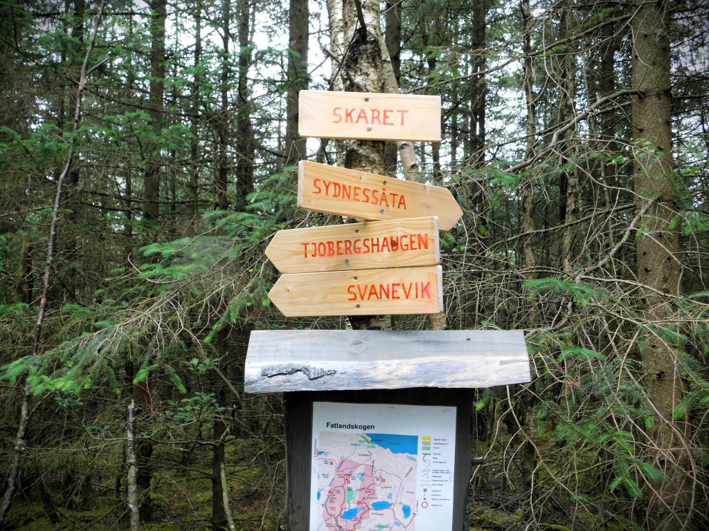 Ved SKARET har du valet mellom å gå mot nord, eller å følgja HJARTESTIEN mot sør.