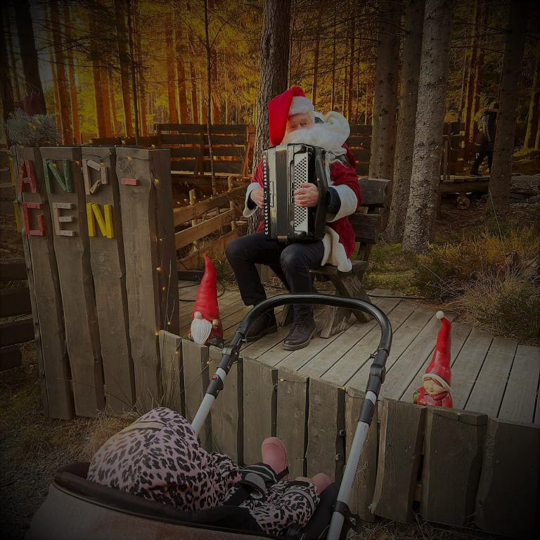 Nissen spela trekkspel for unge og gamle gjester, men kanskje mest for dei aller minste. Foto: Sunniva Lind T Gjerde.