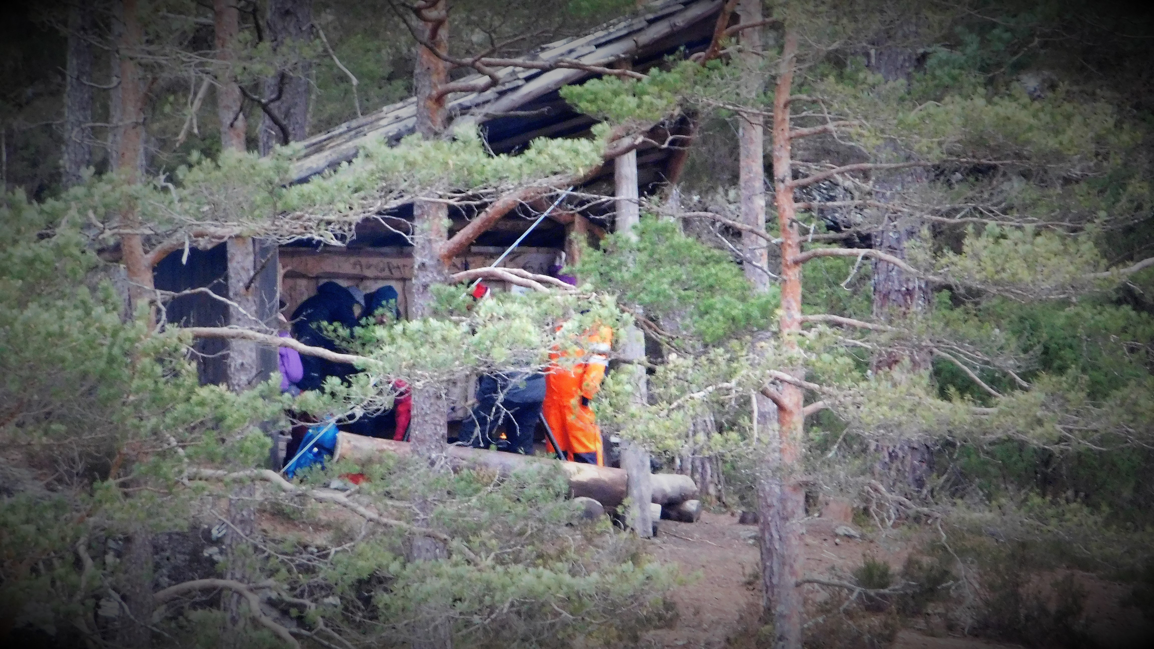 Borte i gapahuken, på andre sida av vatnet, såg det ut til å vera varmt og godt.