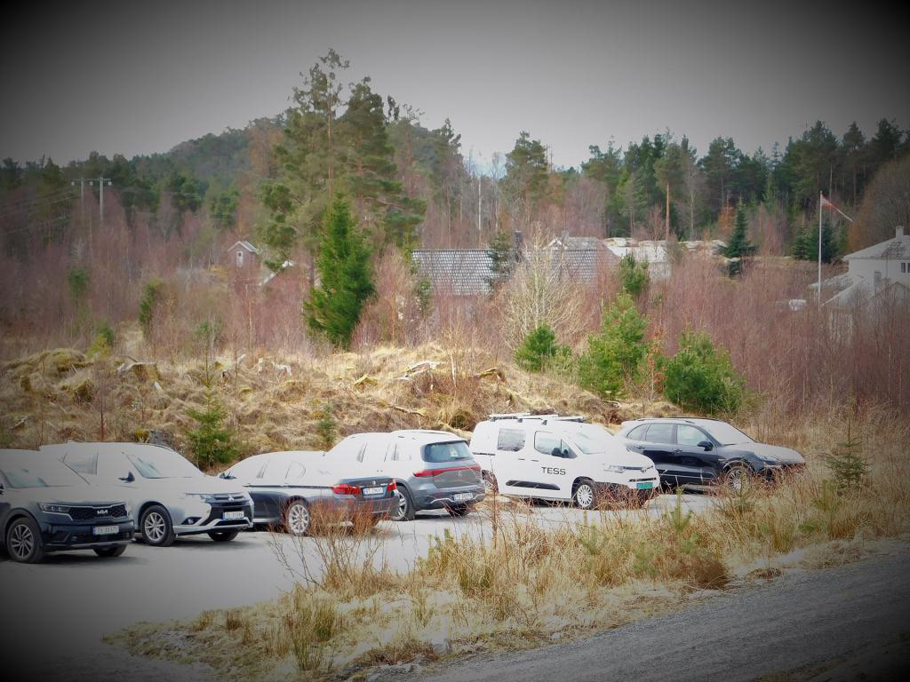 Mykje bilar var det kvar dag, her er den minste parkeringsplassen i ferd med å fyllast opp, tidleg på dagen.