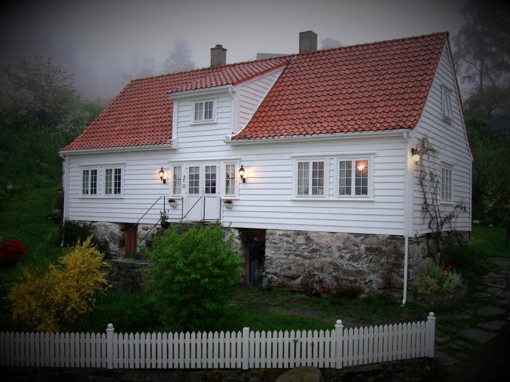 Gamlehuset på Fatland, bygd før 1850, flott restaurert av Ingemund, som du skimtar i kjellaropningen.