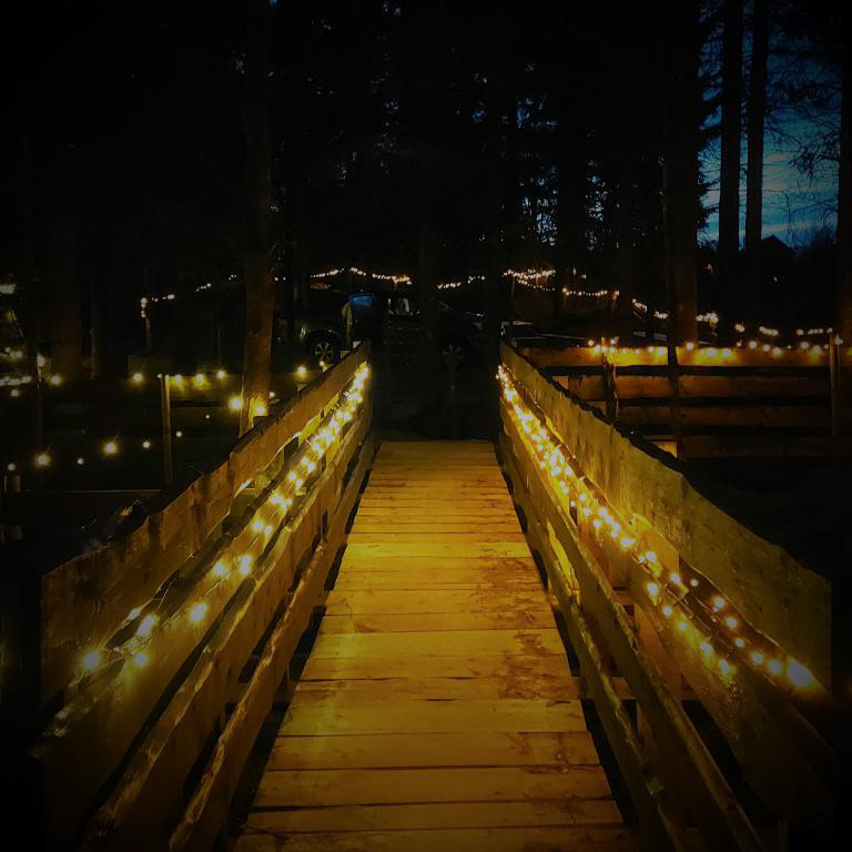 Etter at folk var gått heim, var det stille i skogen. Og mørkt. Men veldig stemningsfullt her nede ved brua. Foto: Anna Gjerde.