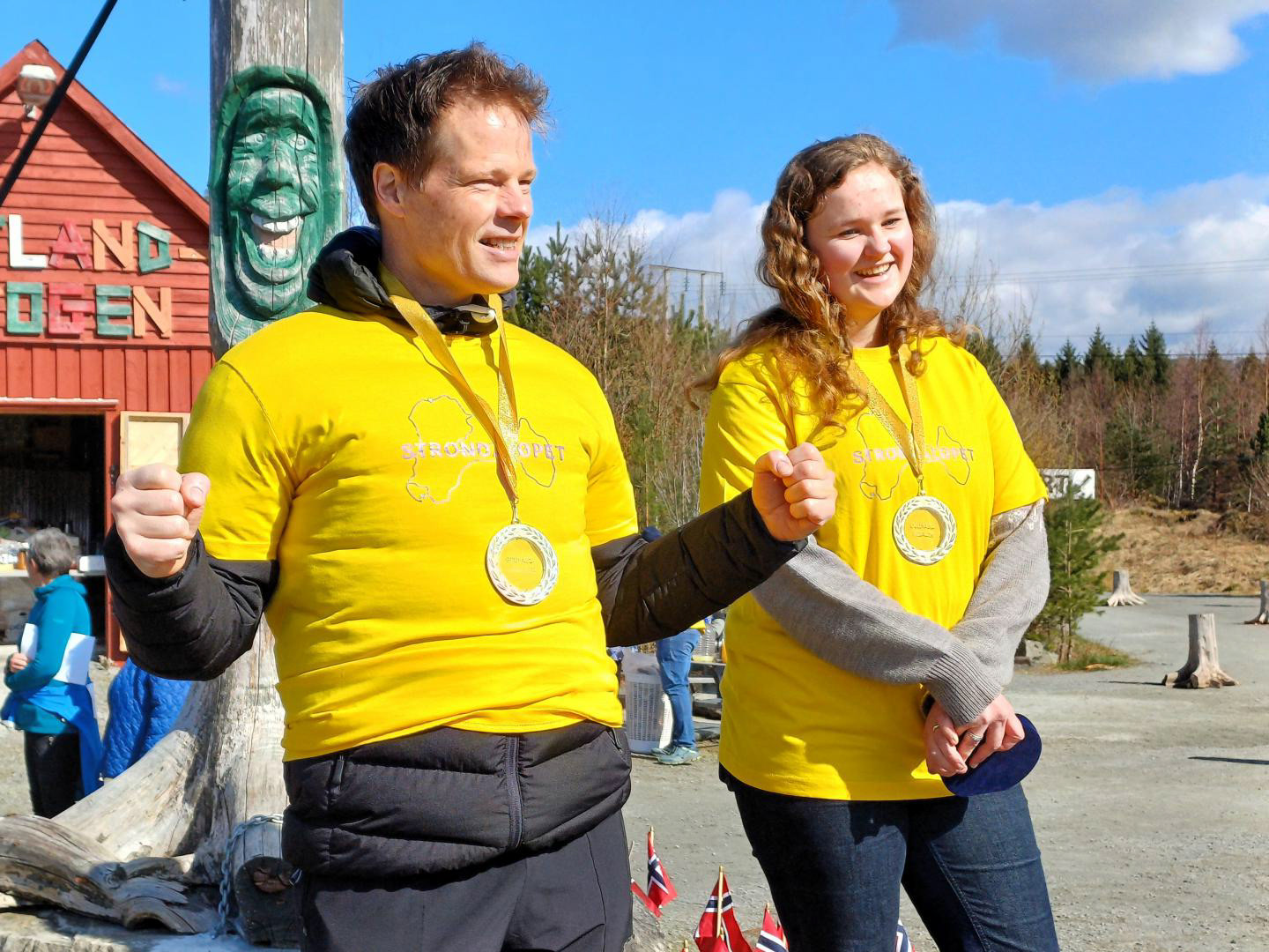 Til slutt dei stolte mottakarane av Gullhaugmedaljen, Kjell Rune og Marte.