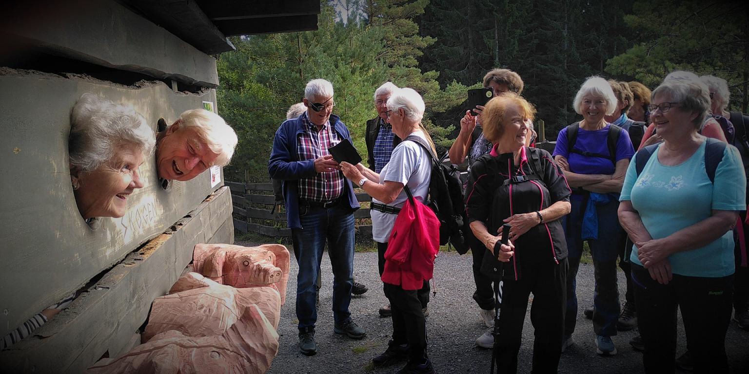 Folk i alle aldrar storkosar seg med dei lystige svina. Men dei fleste vegrar seg for å stikka seg fram på denne måten.