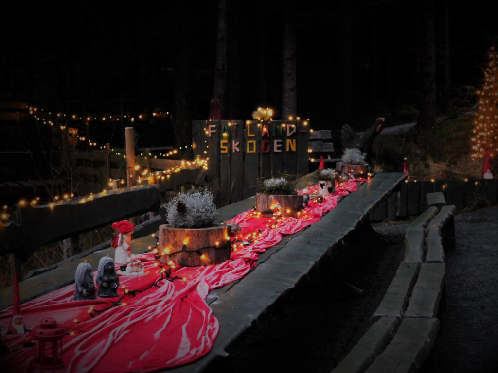DET LANGE BORDET vart i år julepynta litt tidlegare enn før, på grunn av denne opningskonserten.