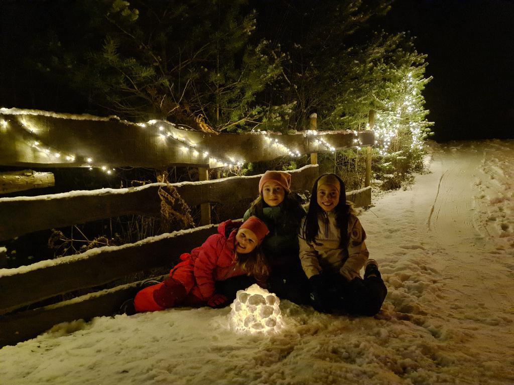 Ein ekstra dimensjon blir lagt til førjulskosen når ungane lagar snølykt. Eller snømann, for den del. Foto: Vibeke Teigen.