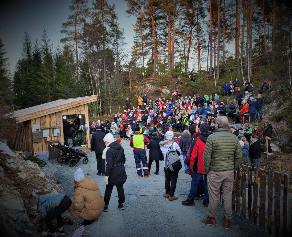 Masse folk var møtt fram til opningskonserten. Desember 2022. Foto: Hildegunn Ruud.