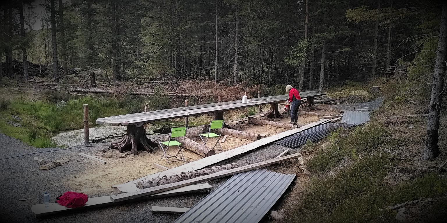 Anna målar DET LANGE BORDET, i den særmerkte grågrøne fatlandskogen-fargen. Mai 2020.