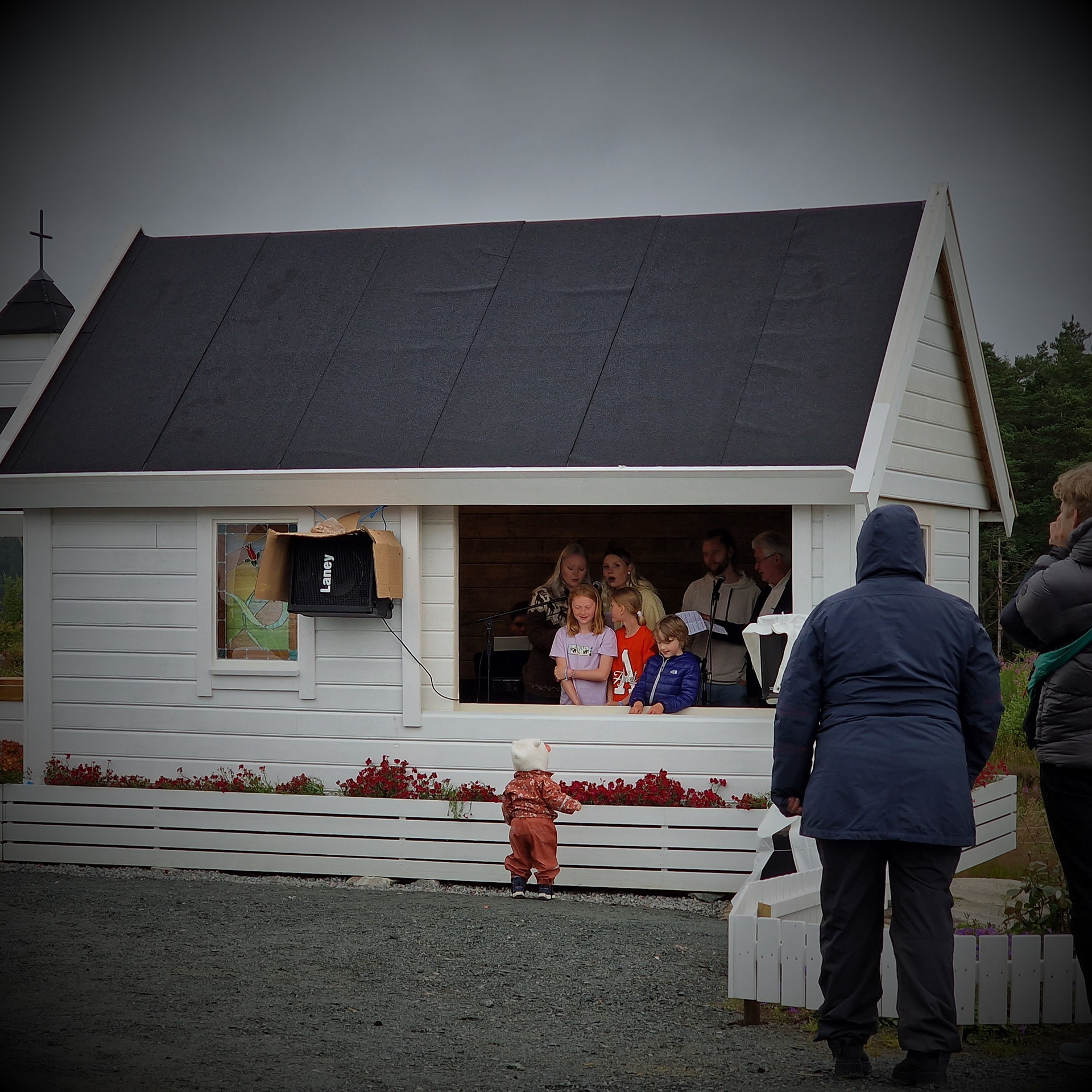 Familiekoret under minnekonserten. Foto: Vibeke Teigen.