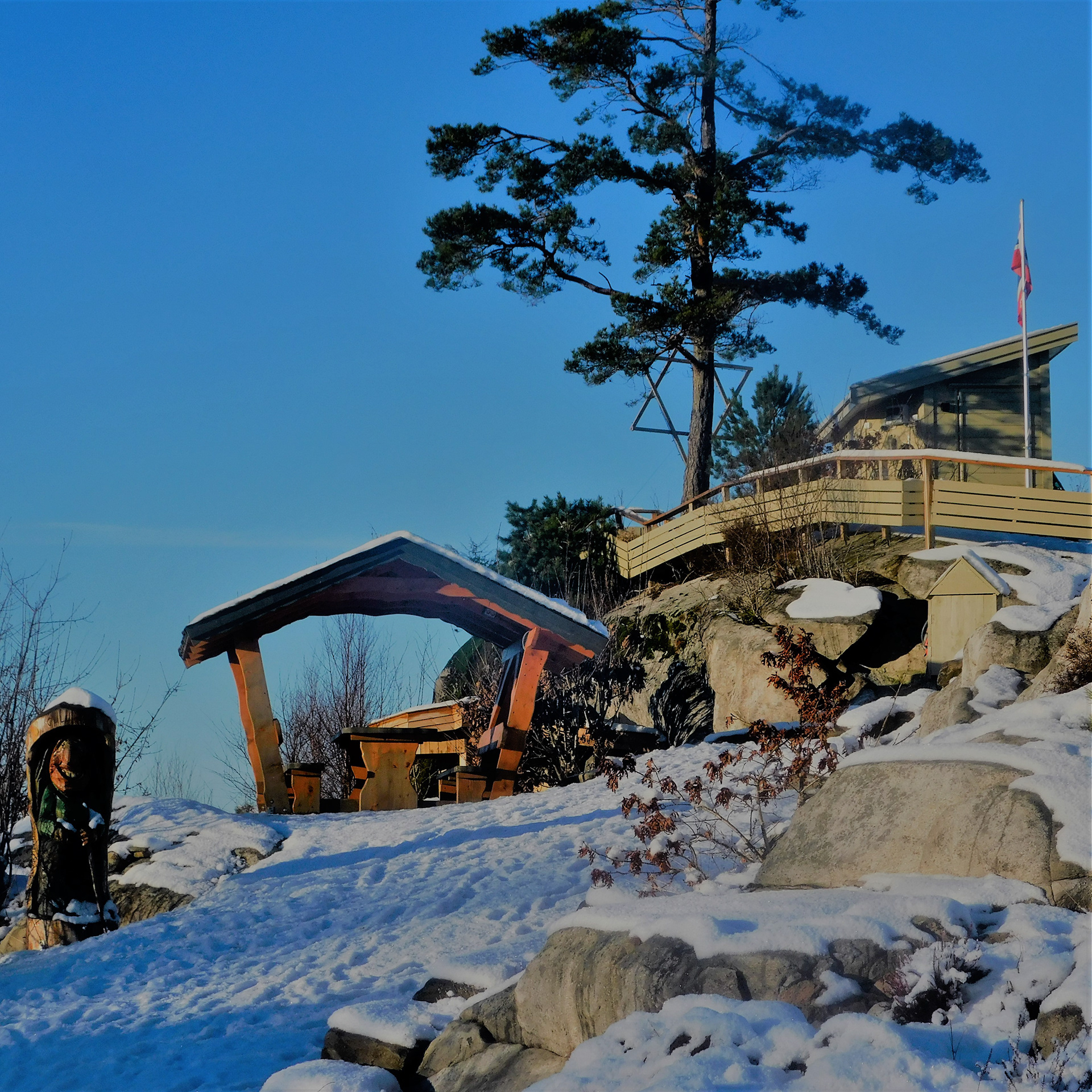 GULLHAUG er berre gullhaug, meir er det ikkje å seia om det. Bortsett frå at utsikten er formidabel i sånt vêr. Januar 2023.