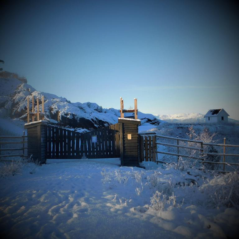 Ikkje gløym å ta turen oppom GULLHAUG viss vêret er fint. Bruk den vesle porten til høgre. Januar 2023.