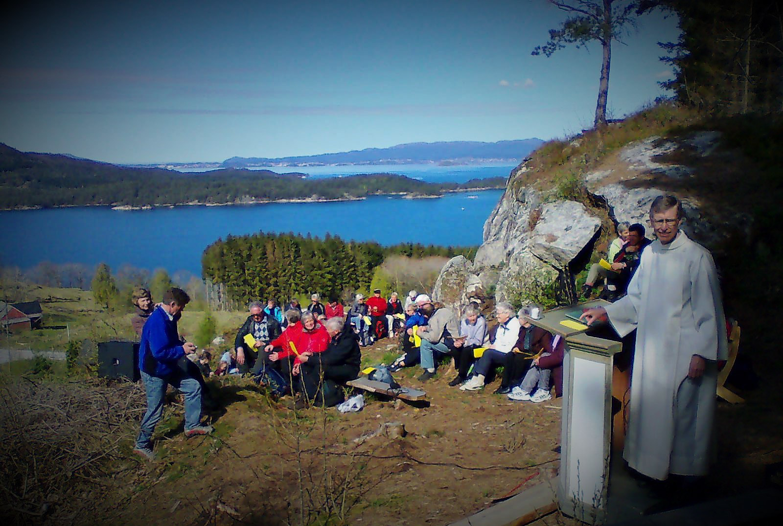 Friluftsgudsteneste på GULLHAUG for ein del år sidan, med Terje Nag som prest.