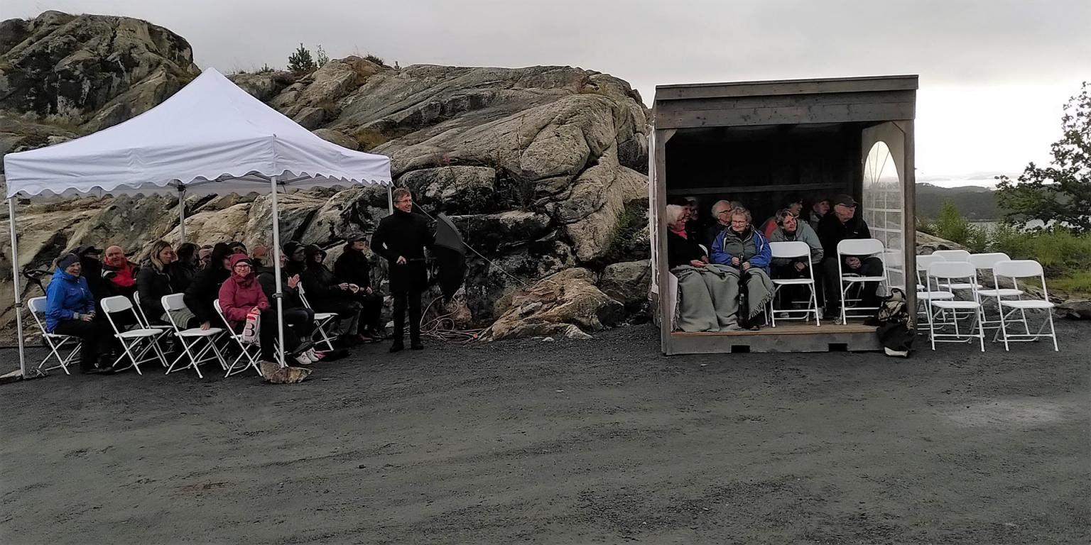 Til neste konsert må me ha fleire boder av typen til høgre, dei står for både regn og vind.