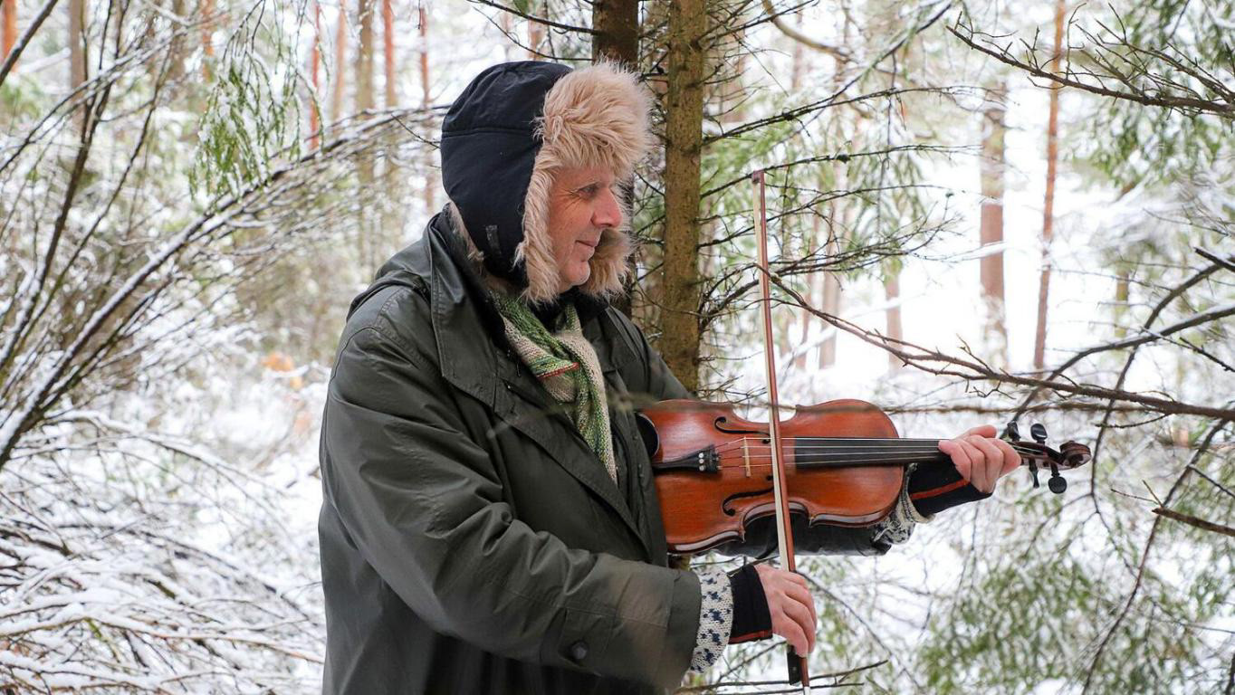 Egil med fela hadde gøymt seg i skogen ein stad, der det kom ljuvlege tonar frå. Foto: Morten Nygå1rd/G1renda.