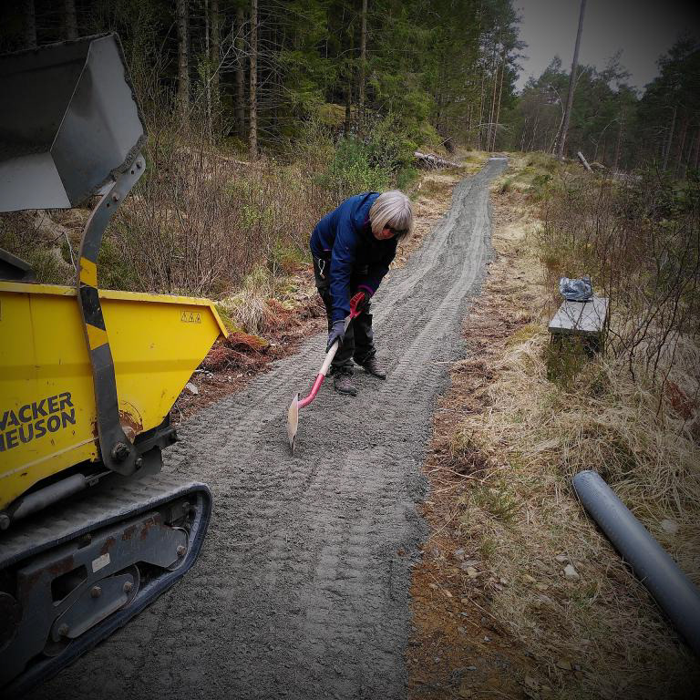 Anna pussar den nye Etappe 3 i NATURSTIEN. April 2023.