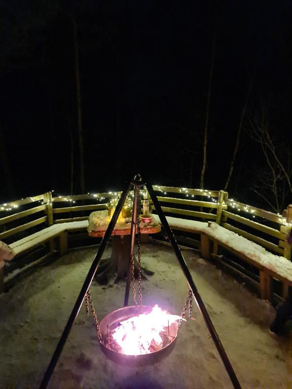 Bålpanna står klar om du vil laga deg litt kveldsmat. Desember 2022. Foto Vibeke Teigen.