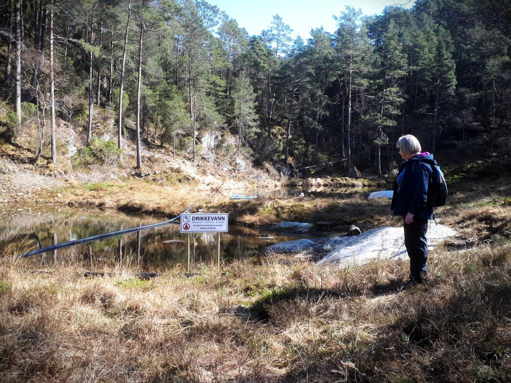 Dette bassenget har skaffa vatn til alle på Fatland frå tidleg på 1980-talet. I dag er det hovudbruket som eig det.