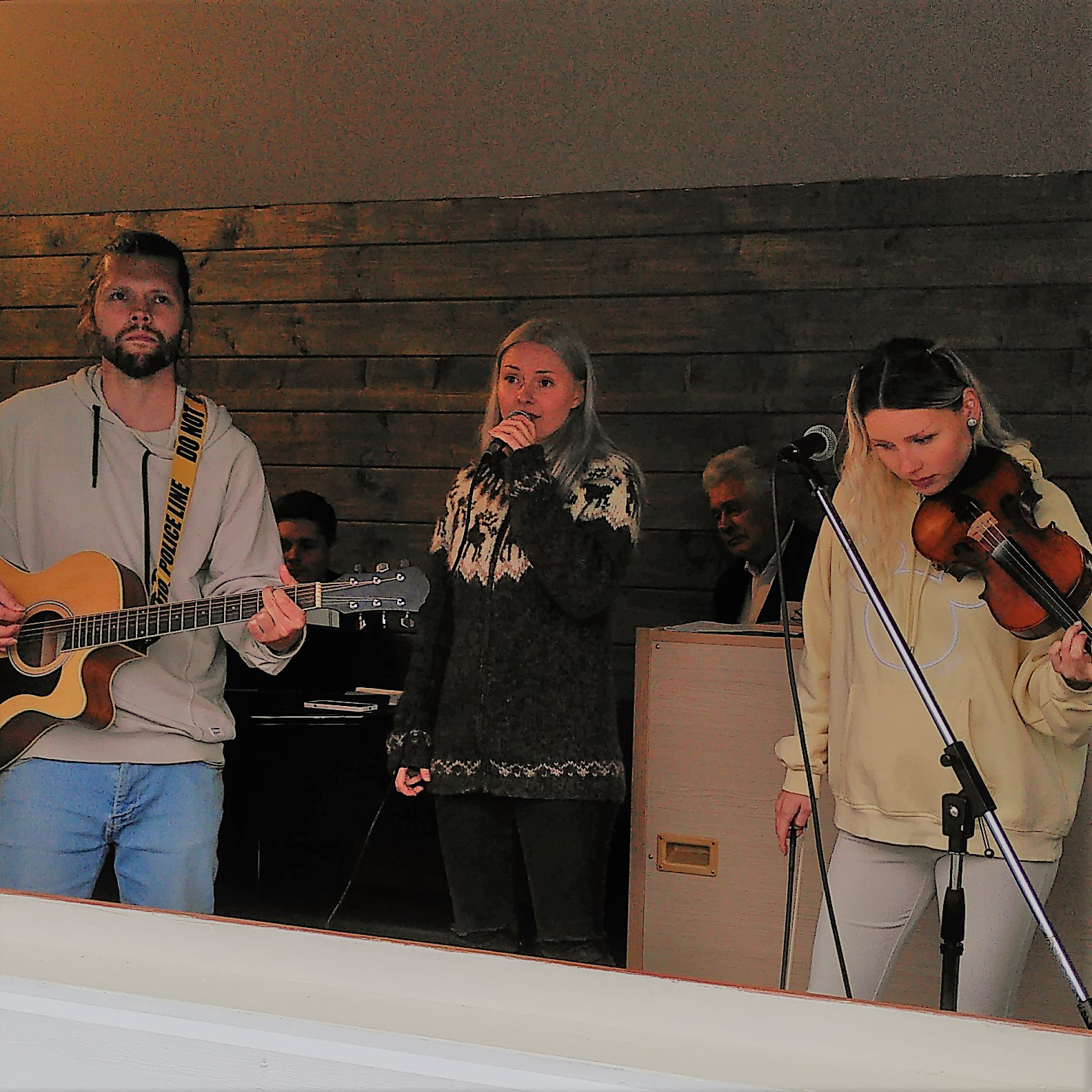 Endre sine sysken, f.v. Øystein Magnus, Leif Kristjan, Sunniva, Torvald (far) og Lilja Iren.